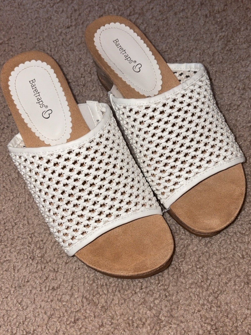 Baretraps Women's Flossey wedge sandals in white size 8.5 women’s NWOT